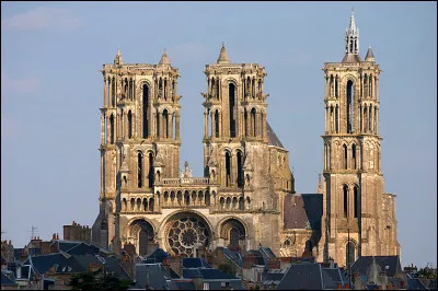 Construite à la fin du XIIe siècle au sommet de sa colline, visible de loin :
