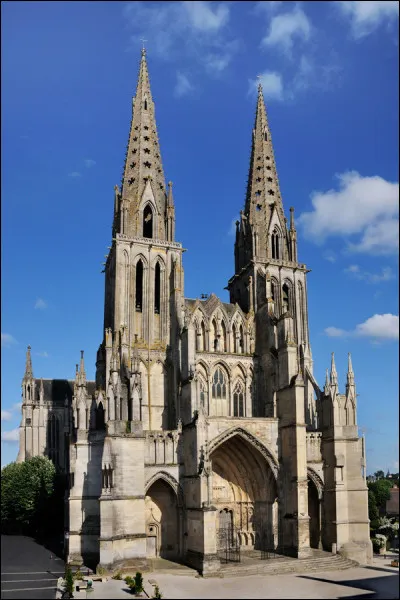 Cette cathédrale a été édifiée dans une toute petite cité épiscopale, en un siècle à partir de 1210 :