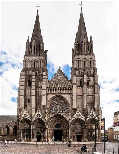 Une grande église construite au XIe siècle, incendiée en 1105, a été reconstruite, d'abord dans le style roman normand pour les parties basses de la nef, puis dans le style gothique :