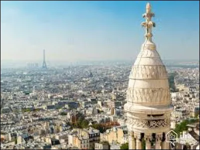 Quel cabaret se situe dans le 18e arrondissement de la ville de Paris ?