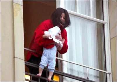 Dans quel pays Michael Jackson a-t-il suspendu son b&eacute;b&eacute; dans le vide par la fen&ecirc;tre de sa chambre d'h&ocirc;tel ?