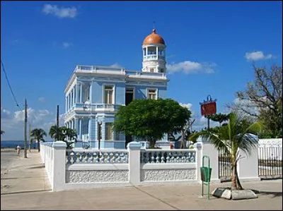 En quelle ann&eacute;e est inaugur&eacute; le 1er h&ocirc;tel am&eacute;ricain de Cuba ?