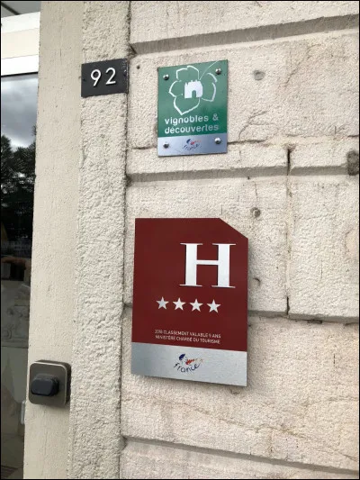 Quelles sont les couleurs de la plaque m&eacute;tallis&eacute;e des h&ocirc;tels 5 &eacute;toiles ?