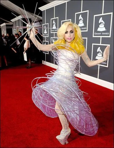 À quelle remise de prix Lady Gaga porte-t-elle cette tenue ?