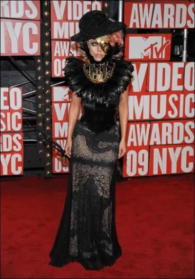 À quelle remise de prix Lady Gaga porte-t-elle cette tenue ?