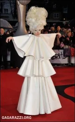 À quelle remise de prix Lady Gaga porte-t-elle cette tenue ?