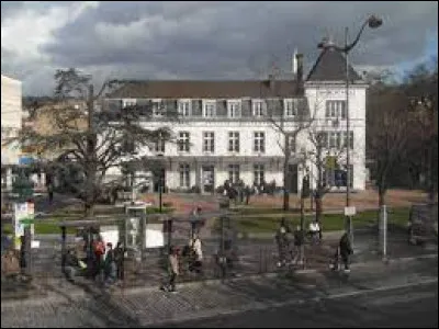 Ville francilienne, dans l'arrondissement de L'Haÿ-les-Roses, Villeneuve-Saint-Georges se situe dans le département ...