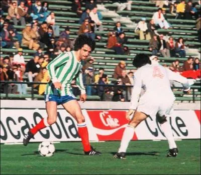 Un ailier romantique par sa chevelure et son style...