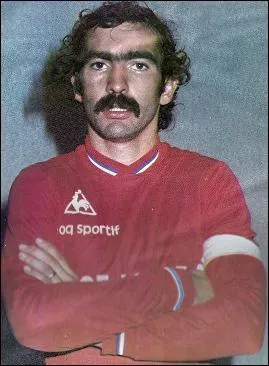 Quel est ce dfenseur rugueux et parfois mchant sur l'homme  la fin des annes 1970 ?