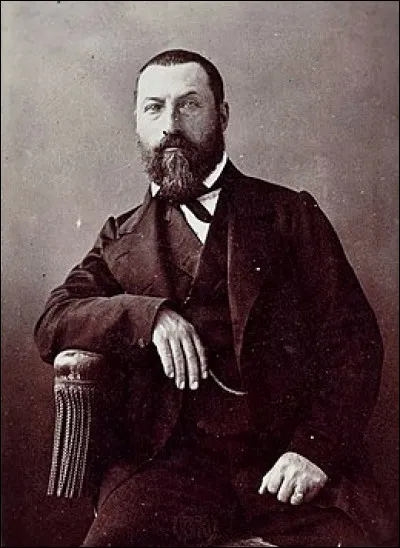 On a beaucoup construit de "Lycée Jean Macé" : 235, au total ! Pourquoi ?