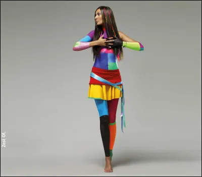 Ancienne choriste de Chamfort, de Sanson, elle se met à la chanson après avoir été mannequin [chez qui ?]. Elle porte le prénom-titre d'une uvre de Raymond Queneau : ["..."] ?