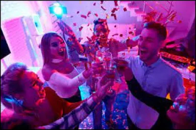 Vous avez une soirée ce soir, de base, c'était une soirée entre amis mais l'un d'eux décide d'inviter 2 amis à lui que vous ne connaissez pas du tout ! Que faites-vous ?