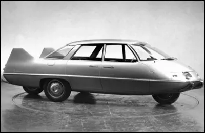 Est-ce pour célébrer la visite du pape Jean XXIII que ce prototype adopte des roues disposées... en croix ?
Comment s'appelle cet ORNI qui n'a jamais eu la bénédiction de la production en série ?