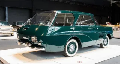 Le succès médiatique de l'étonnante DS donne des idées aux concurrents. Et pour rivaliser avec l'excellente tenue de route et la sensation de sécurité procurée par la Citroën, quoi de mieux qu'un habitacle placé tout en avant où le conducteur est aux premières loges en cas de choc frontal ?
Saurez-vous trouver le nom de ce prototype ?