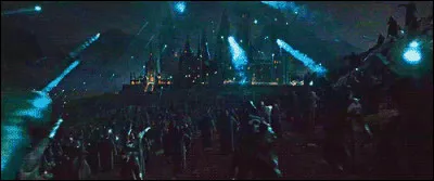 Durant la bataille de Poudlard, quelle maison à la quasi-totalité de ses élèves sur le champ de bataille, à part Gryffondor ?