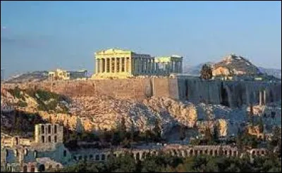 En septembre 480 avant J-C, Athènes, abandonnée par la plus grande partie de ses habitants, est prise ; la ville est pillée et incendiée. Par qui ?