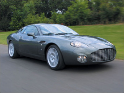 Qui est le dessinateur de cette Aston Martin ?
Il lui a d'ailleurs donné son nom.