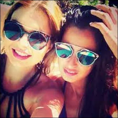 Depuis combien d'années sont-elles copines ? (sur la photo, la copine de Malika Ménard)