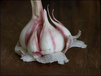 Outre son odeur, l'ail peut se caractériser par sa couleur : blanc, rose, violet, vieux, laid, etc. Quel est le seul ail rose IGP en France ?