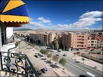 Batna, 300 000 habitants, est une ville d'...