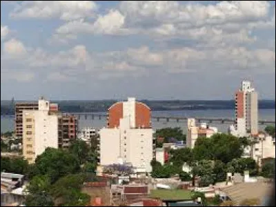 Corrientes, 320 000 habitants, est une ville d'...