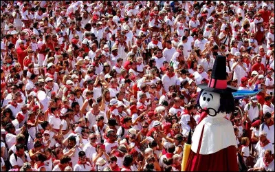 Quelles fêtes ont lieu l'été dans une ville très connue du Pays Basque ?