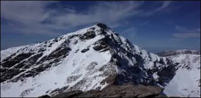 Laquelle de ces montagnes est, avec 3 479 mètres, le sommet le plus haut de la péninsule Ibérique ?
