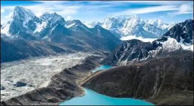 Quelle star est allée au Népal ?