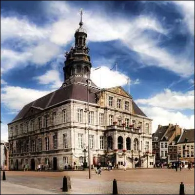 Quel h&eacute;ros de litt&eacute;rature a &eacute;t&eacute; inspir&eacute; par un personnage r&eacute;el mort au si&egrave;ge de Maastricht en 1673 ?