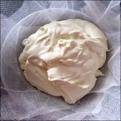 Quel dessert italien, dont certains attribuent la paternit&eacute; au chef p&acirc;tissier Roberto Linguanotto, m&eacute;lange mascarpone, alcool et caf&eacute; ?