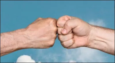 Action de se saluer en cognant légèrement poing contre poing :