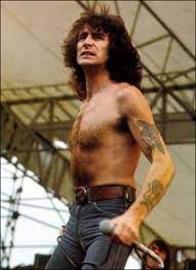 Quel chanteur connu du groupe légendaire AC/DC est mort le 19 février 1980 à cause d'une intoxication ?