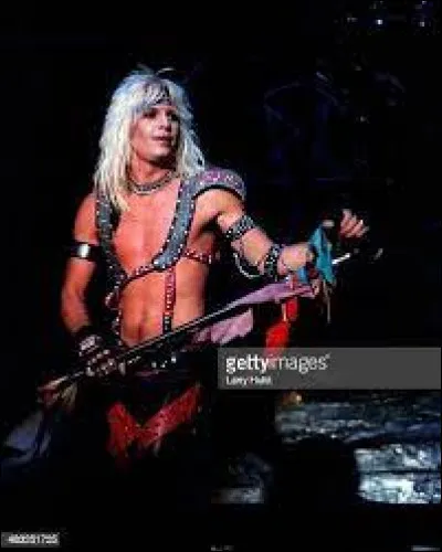 Qui a remplacé Vince Neil (chanteur de Motley Crue) pendant quelques temps ?