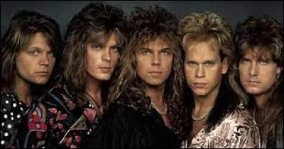 Quel groupe a interprété la chanson "Seven Doors Hotel" ?