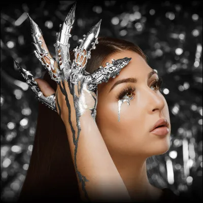 Où Eva Queen vit-elle ?