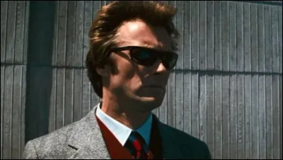 Vous êtes muté au service du personnel. - Au personnel ? Mais on n'y met que les trous du cul ! - Je suis resté au personnel pendant plus de 10 ans. - Oui ...