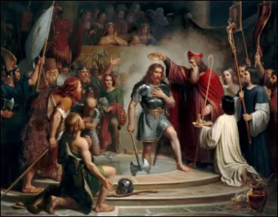 Quelle ville est surnommée "la cité des sacres" là où fut baptisé Clovis le 25 décembre 498 ?