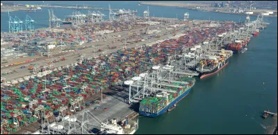 Quelle est cette ville néerlandaise, deuxième ville des Pays-Bas, coeur industriel du pays et huitième port du monde ?