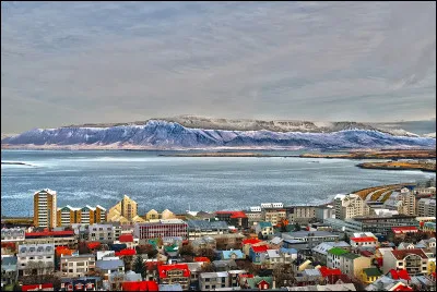 Quelle est cette ville, capitale de l'Islande, centre économique du pays avec son port de pêche lié à une industrie florissante ?