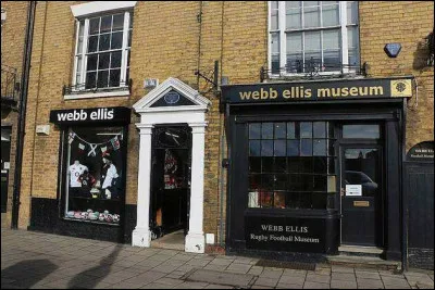 Quelle est cette ville anglaise qui est passée à la postérité quand un élève de son collège, a en 1823 transgressé les règles du football en créant un nouveau jeu de ballon ?