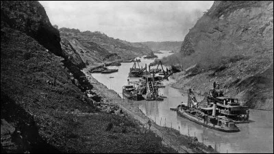 1904, début de la construction du canal de Panama. Ce canal traverse le pays du même nom et relie la mer des Caraïbes au Pacifique. Quels sont les deux pays frontaliers du Panama ?