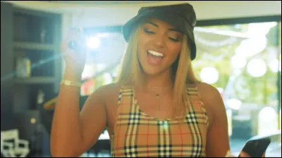 Elle a commencé à chanter en :