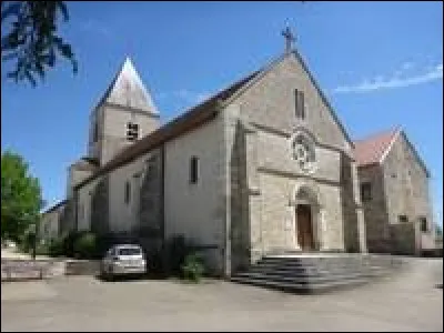Nous sommes à présent en Bourgogne-Franche-Comté, devant l'église Saint-Laurent de Môlay. Commune de l'arrondissement d'Avallon, elle se situe dans le département ...