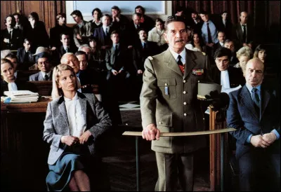 Dans "L'honneur d'un capitaine", les méthodes du capitaine Caron (Jacques Perrin), tué au combat en 1957 ont été dénoncées lors d'un débat télévisé. Sa veuve Patricia (Nicole Garcia), intente un procès en diffamation. De qui est ce film ?