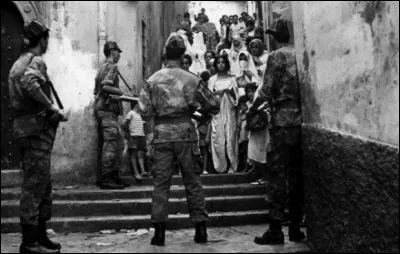 Ce film de Gillo Pontecorvo, sorti en 1966 et interdit en France jusqu'en 1971, se déroule pour l'essentiel entre 1954 et 1957 et veut restituer la lutte pour le contrôle du quartier de la Casbah à Alger, entre les militants du FLN et les parachutistes français. Quel est ce film ?