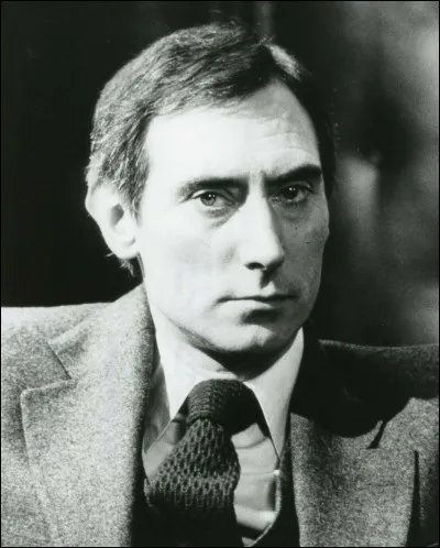 Henri Charlègue (Jacque Denis) vient voir son ami Oudinot, dont il ignore l'arrestation. Il est arrêté par les parachutistes, emmené dans un centre d'interrogatoire, sous les ordres du lieutenant Carbonneau (Jean-Pierre Sentier), et torturé. De qui est ce film "la Question" ?