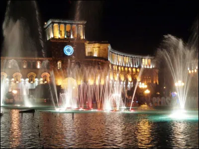 Quel nom spécifique, opposé au soleil de minuit, donne-t-on à la période durant laquelle le soleil ne dépasse pas l'horizon dans les régions arctiques ou antarctiques ?