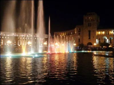 À quel peintre néerlandais doit-on, en 1642, le portrait de groupe intitulé "La Ronde de nuit" ?