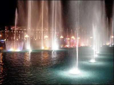 Selon le titre d'une toile de Vincent Van Gogh, comment est "la nuit" ?