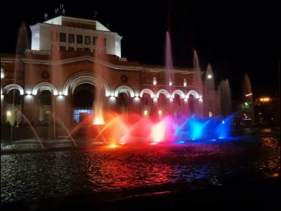 Quel personnage est le narrateur des contes des Mille et une Nuits ?